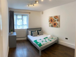 1-Bed Apartment in Central London - 2 Min Walk to Metro